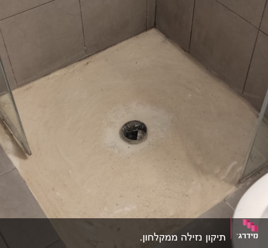 שיפוץ מקלחת עם רצפה חשופה וניקוז